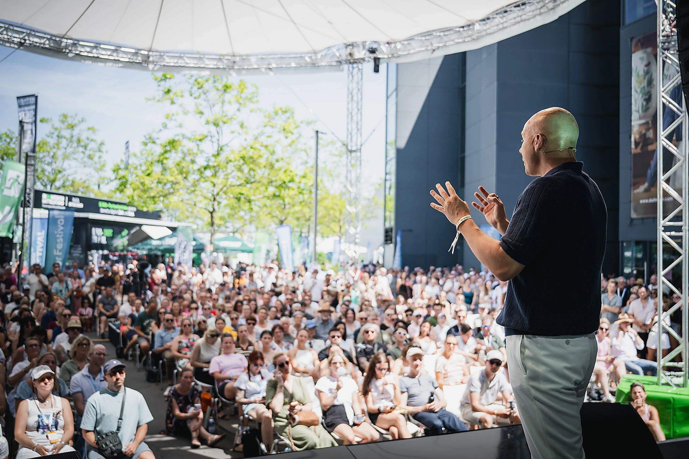 Dominic Rass auf der Bühne vor Publikum